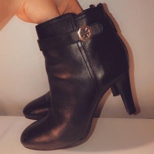 𝐀𝐔𝐓𝐇𝐄𝐍𝐓𝐈𝐂 𝐓𝐎𝐑𝐘 𝐁𝐔𝐑𝐂𝐇 𝐇𝐄𝐄𝐋𝐄𝐃 𝐁𝐎𝐎𝐓𝐈𝐄𝐒